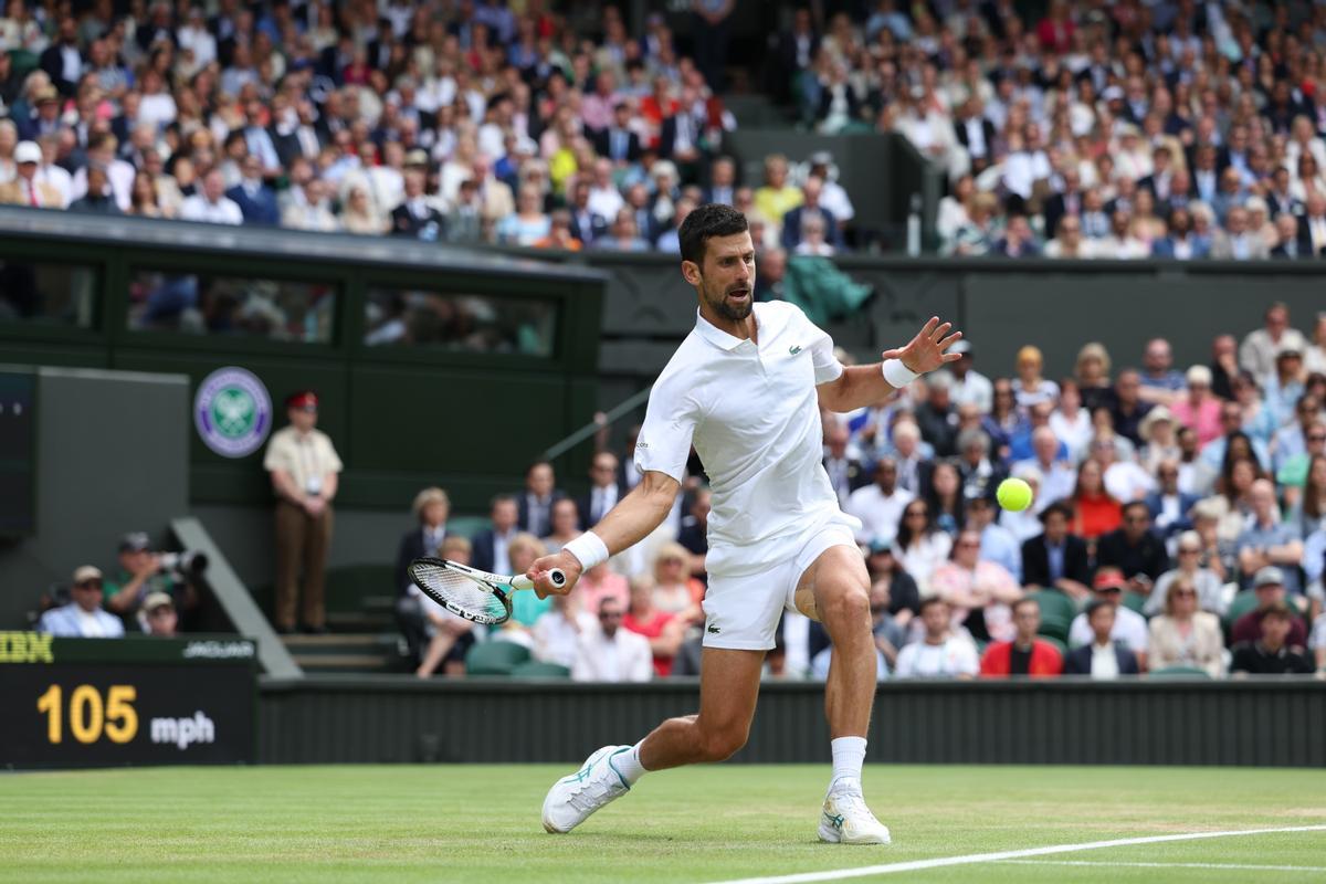 Wimbledon (United Kingdom), 16/07/2023.- Novak Djokovic of Serbia in action during the Men’s Singles final match against Carlos Alcaraz of Spain at the Wimbledon Championships, Wimbledon, Britain, 16 July 2023. (Tenis, España, Reino Unido) EFE/EPA/NEIL HALL EDITORIAL USE ONLY