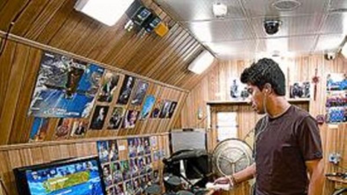 Los voluntarios Diego Urbina (izquierda) y Romain Charles entrenan y preparan experimentos en Mars 500.