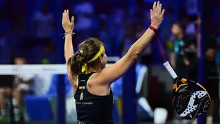 Málaga despide a su leyenda: ovación, aplausos y todos los honores para Carolina Navarro
