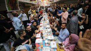 Mass Iftar with free meals in Cairo