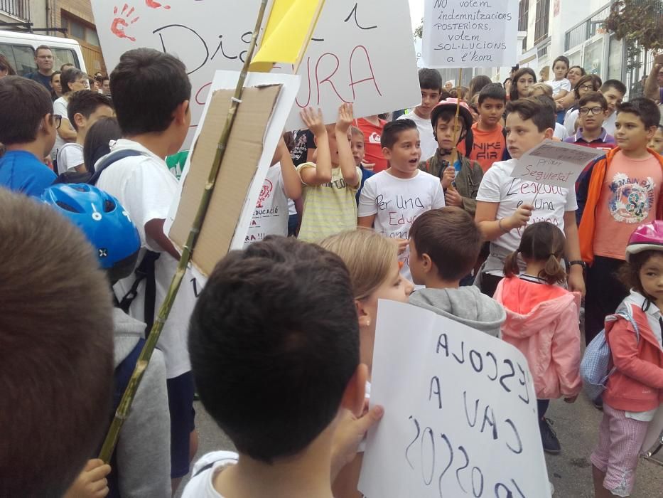 Protesta por el mal estado del colegio de la Font d'en Carròs