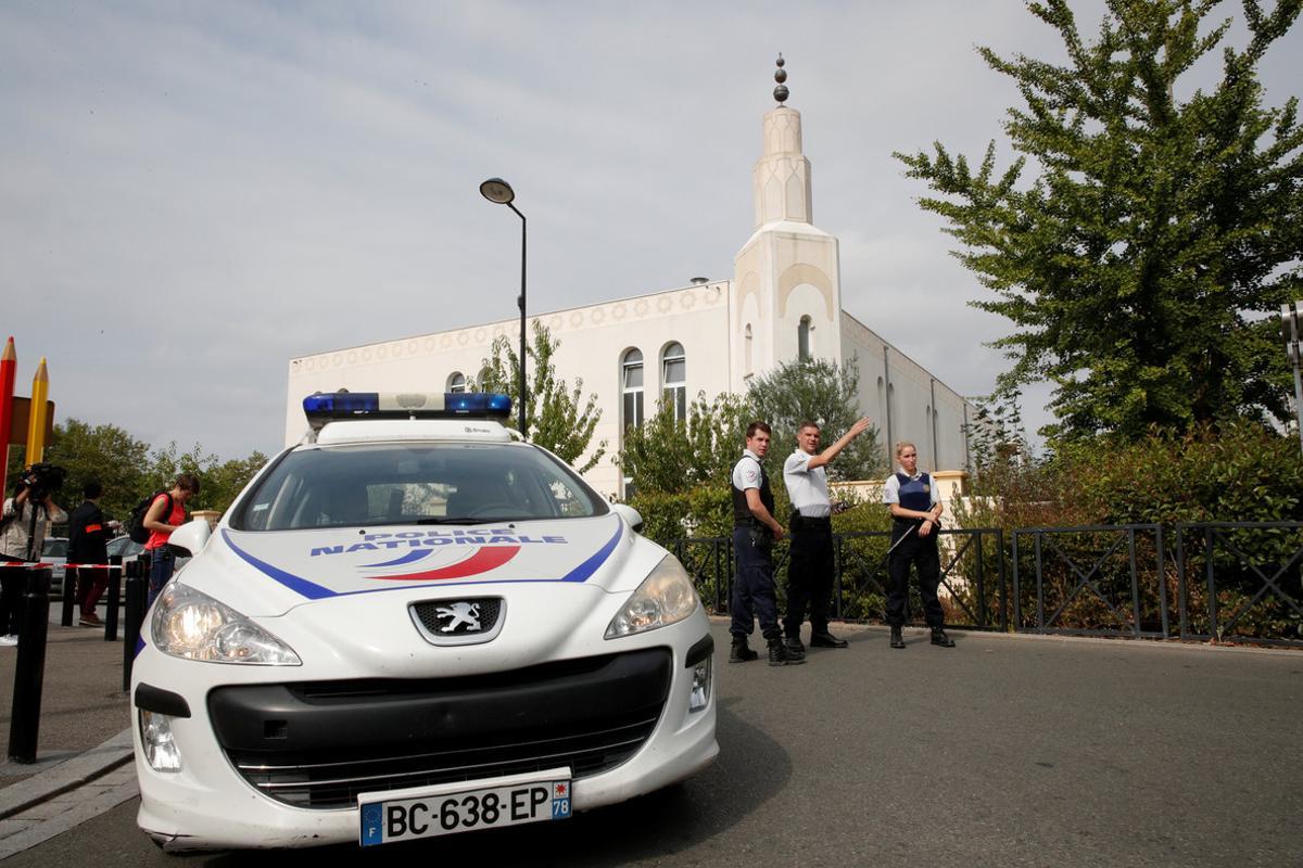 French police secure a street after a man killed two persons and injured an other in a knife attack in Trappes, near Paris, according to French authorities, France, August 23, 2018.  REUTERS/Philippe Wojazer