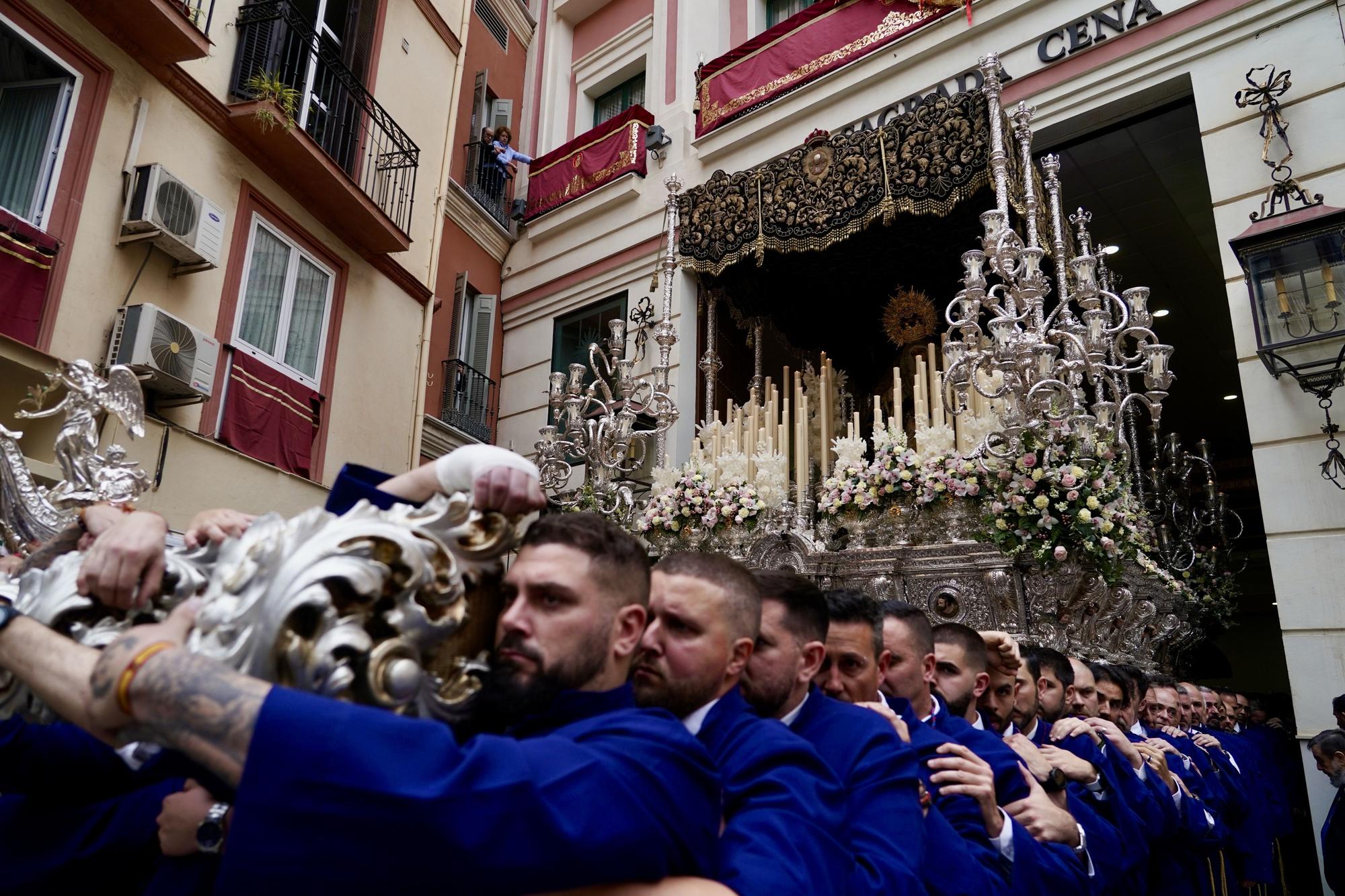 Salida procesional de la cofradía de la Sagrada Cena de Málaga, el Jueves Santo.