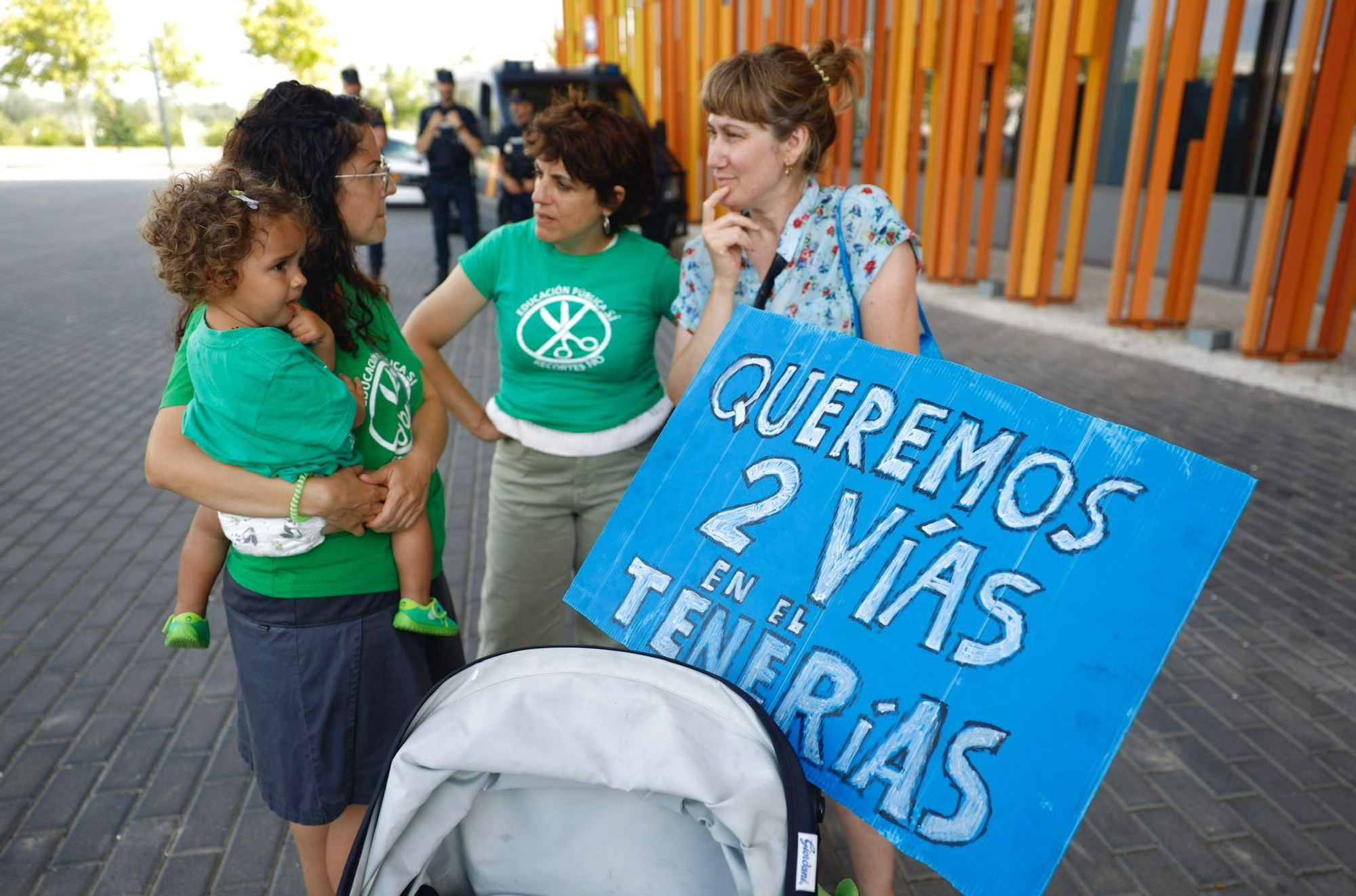 En imágenes | Concentración frente al departamento de Educación del Gobierno de Aragón