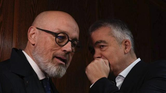 Santos Cerdán (dreta) conversa amb Jacobo Teijelo al Senat. | EDUARDO PARRA – EUROPA PRESS