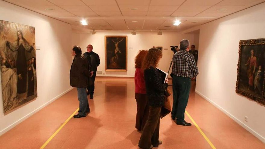 Espectadores de la muestra sobre Carreño Miranda del CMAE, ayer, en Avilés. ricardo solís