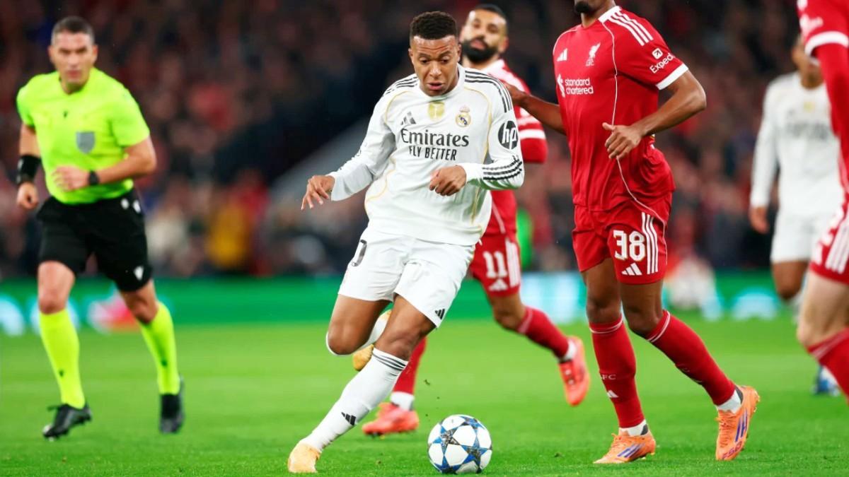 Mbappé se prodigó poco en ataque ante el Liverpool