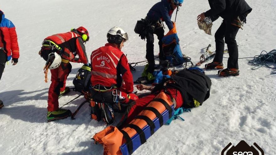 Rescatan en helicóptero a dos montañeros en apuros en Asturias