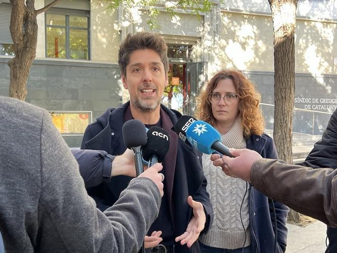 El portavoz de los Comuns en el Parlament, David Cid, y la portavoz de Movem Martorell, Laura Ruiz