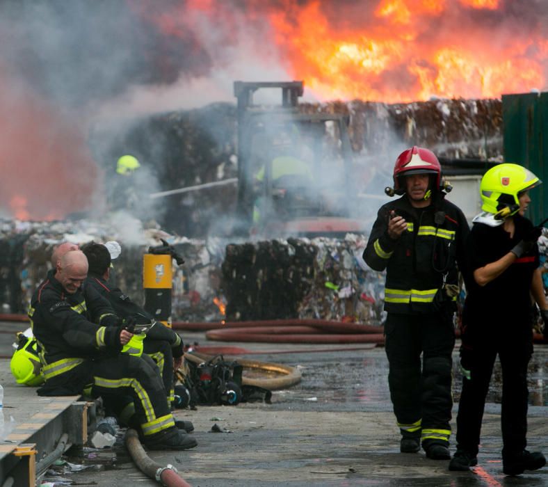 Más de una veintena de bomberos trabajaban anoche para sofocar el complicado incendio.