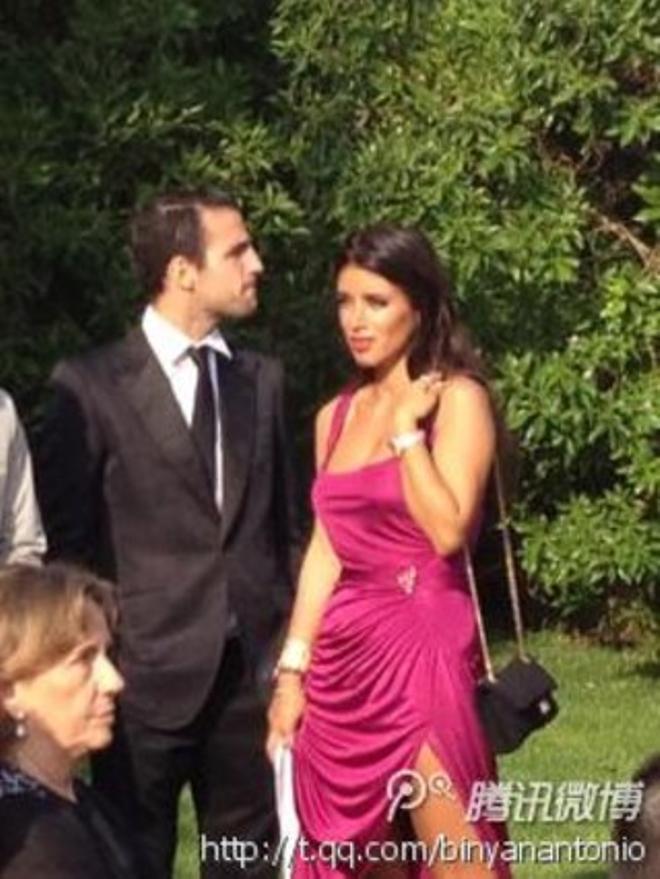 Cesc Fàbregas y Daniella Semaan, su pareja, en la boda de Andrés Iniesta