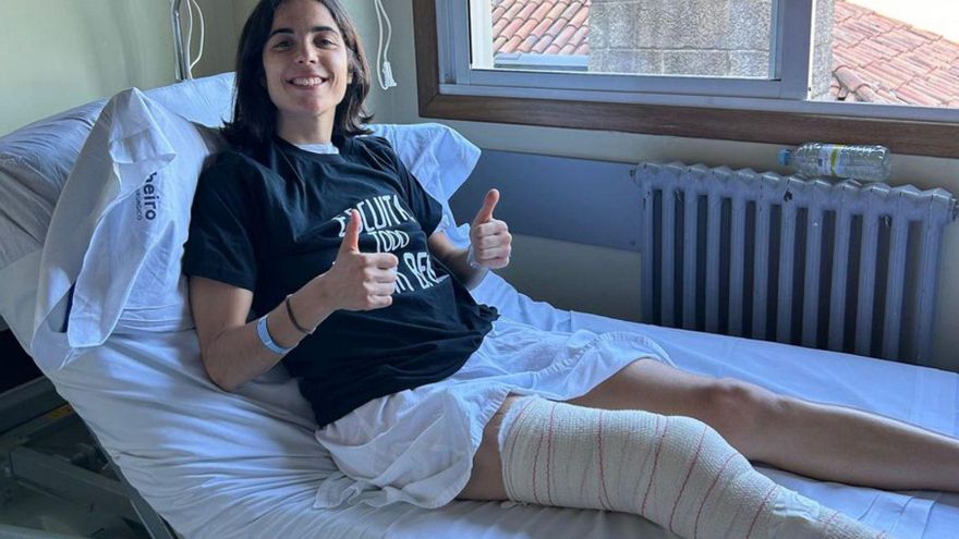 Clau Martínez, en la habitación tras ser operada. | |