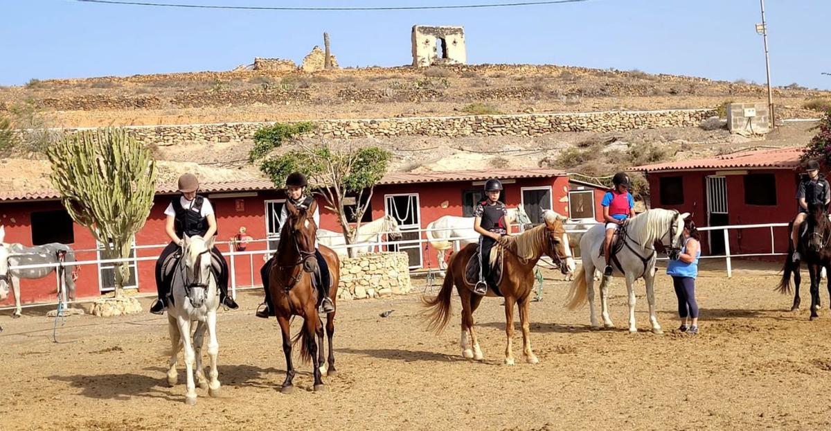 Varios jóvenes del municipio, antes de la excursión a caballo por el municipio. | | PRENSA ANTIGUA