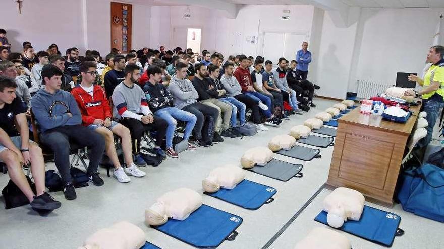 Alumnos de un colegio de Vigo reciben formación en primeros auxilios del Concello. // Marta G. Brea