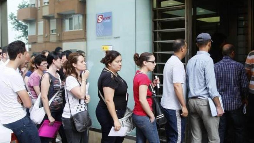 El desempleo en la comarca frena su bajada por el aumento del paro femenino