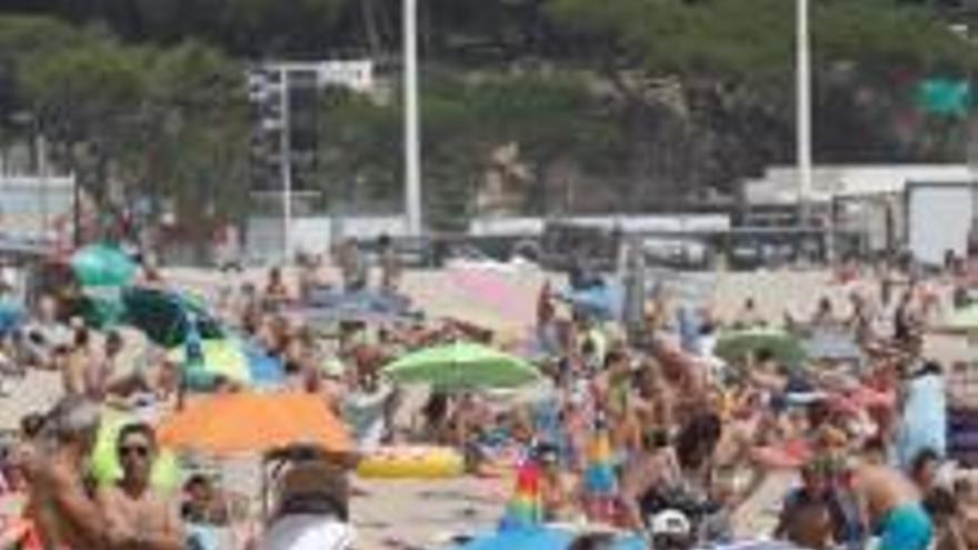 Imatge d&#039;arxiu d&#039;un grup de turistes a la platja.