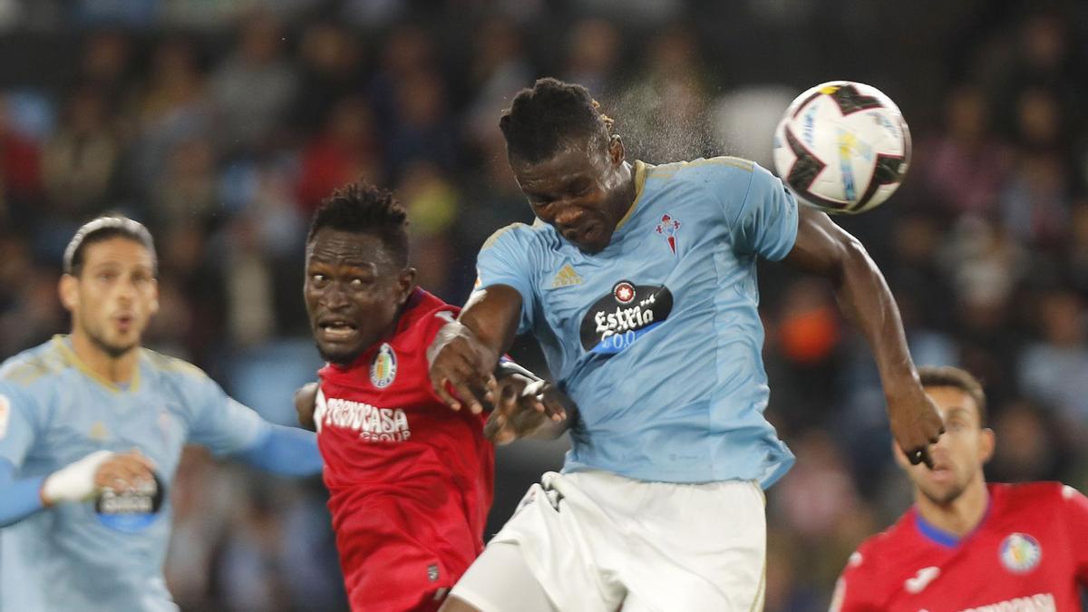 Aidoo cabecea a la redel gol del empate del Celta.  // Ricardo Grobas