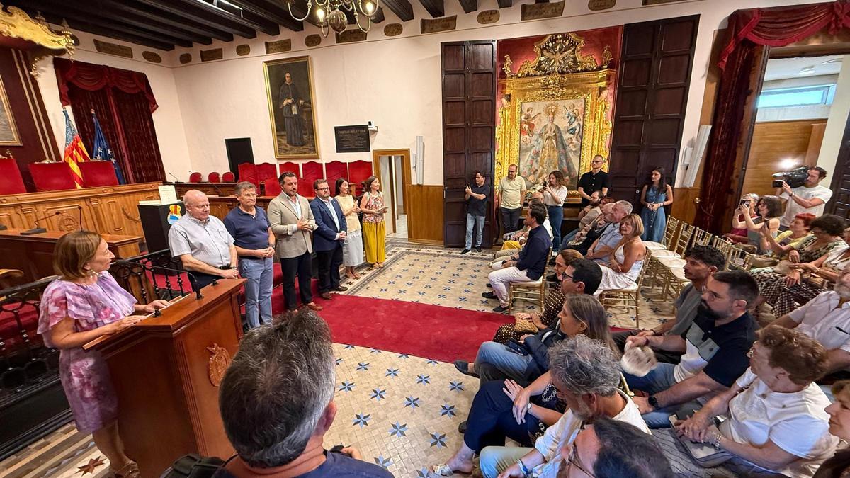 Un momento del acto institucional de presentación del pay-pay y el facsímil del Misteri d'Elx