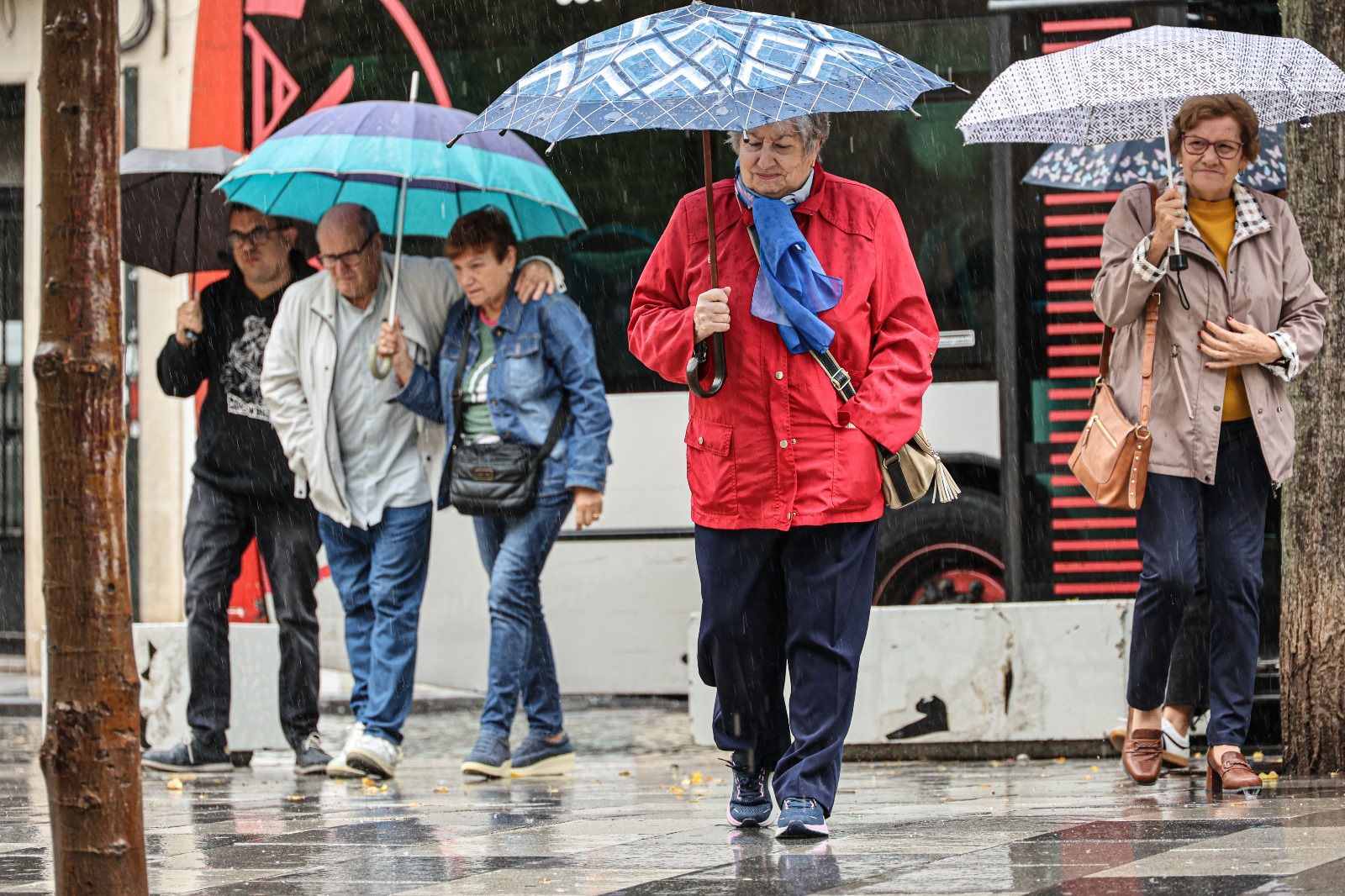 Gente con paraguas en Alcoy