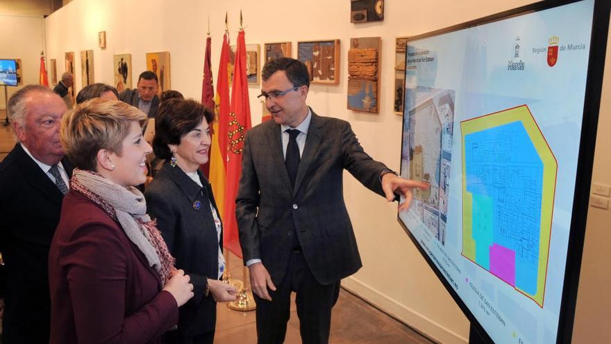 José Ballesta y Noelia Arroyo muestran el proyecto de San Esteban a Araceli Pereda (c).