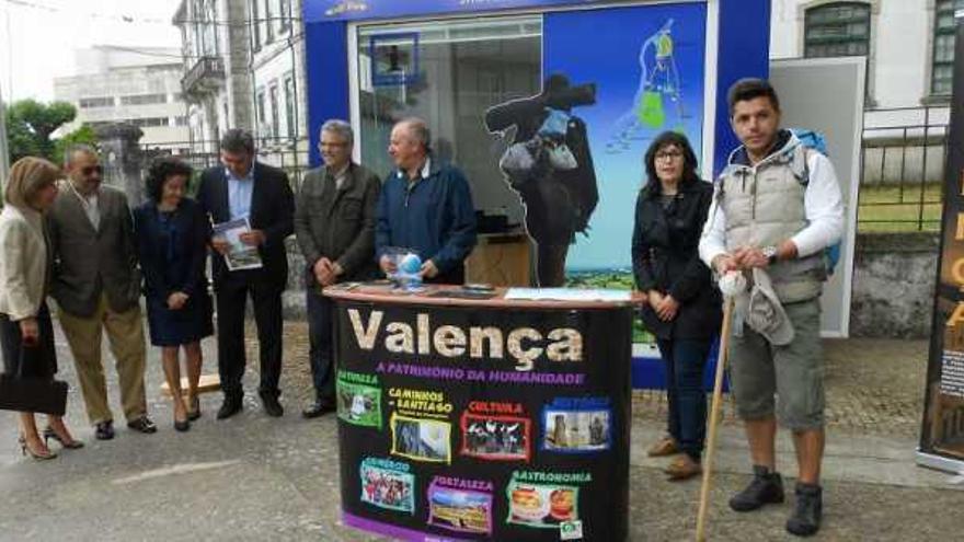 Jorge Mendes, vareadores, J. A. Vuillaverde y cofrades de Iacobus Tui-Baixo Miño, en el acto.  // E.G.