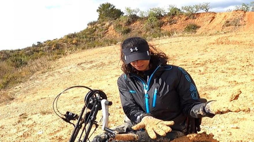 Inma muestra el barro en sus manos y la silla de ruedas. | @LOSMEJORESGUERREROS