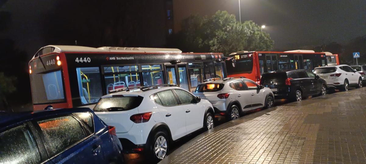 Los tres autobuses detenidos durante dos horas en Ciutat Meridiana a causa de una furgoneta mal aparcada.