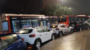 Los tres autobuses detenidos durante dos horas en Ciutat Meridiana a causa de una furgoneta mal aparcada.