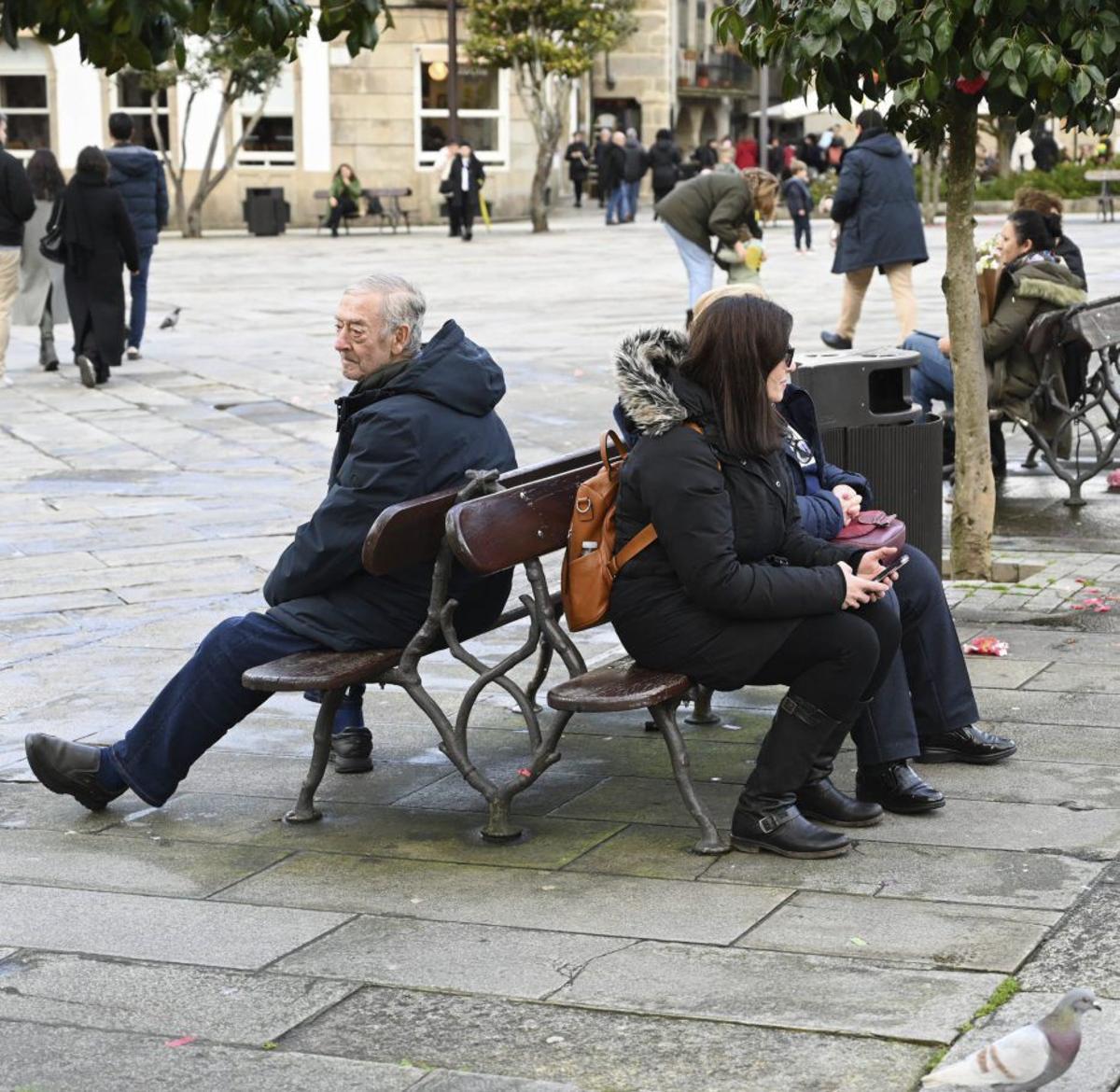 Pontevedreses en A Ferrería para disfrutar del sol. | R. VÁZQUEZ