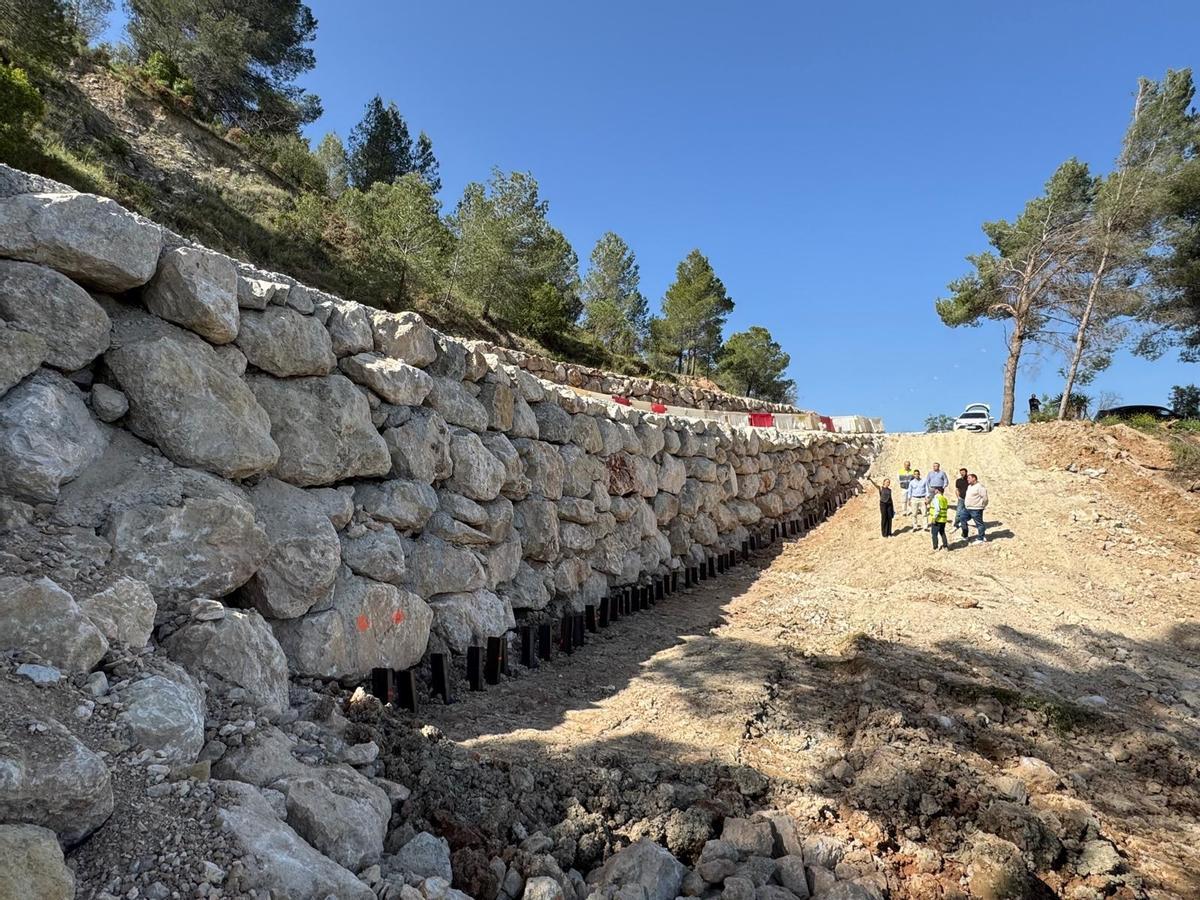 En algunos puntos de la MA-5403 se ha tenido que estabilizar la plataforma con un muro de escollera.