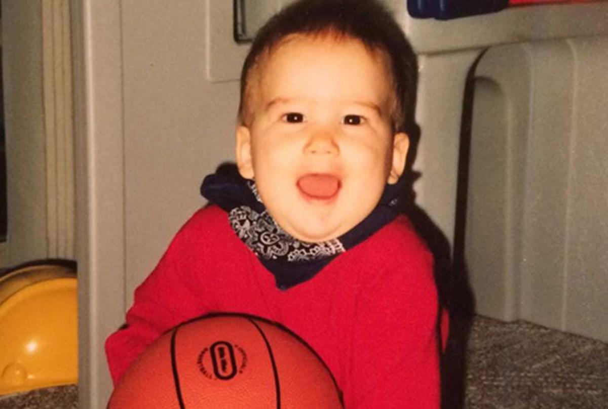 Thomas, con uno de sus primeros balones de baloncesto.