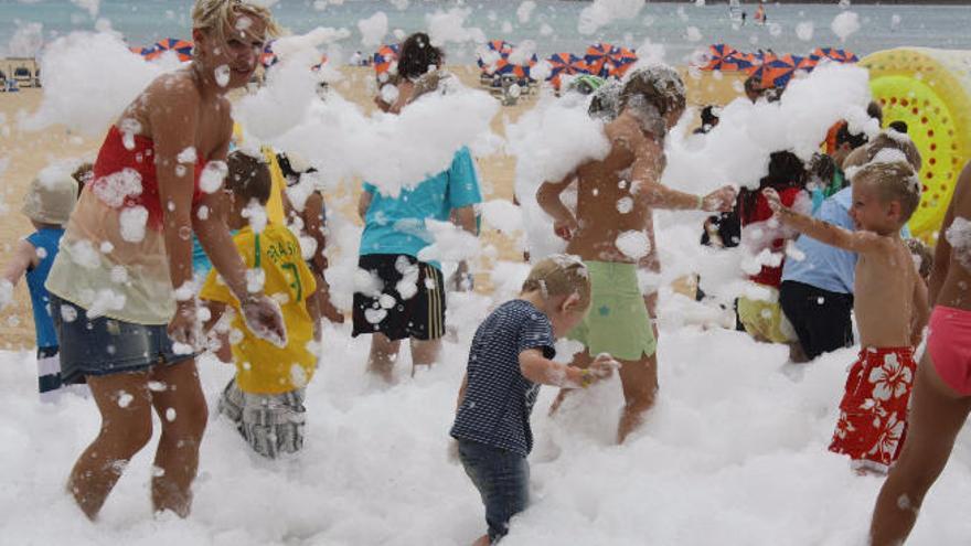 Caleta de Fuste comienza las fiestas infantiles de verano con música y espuma en la playa