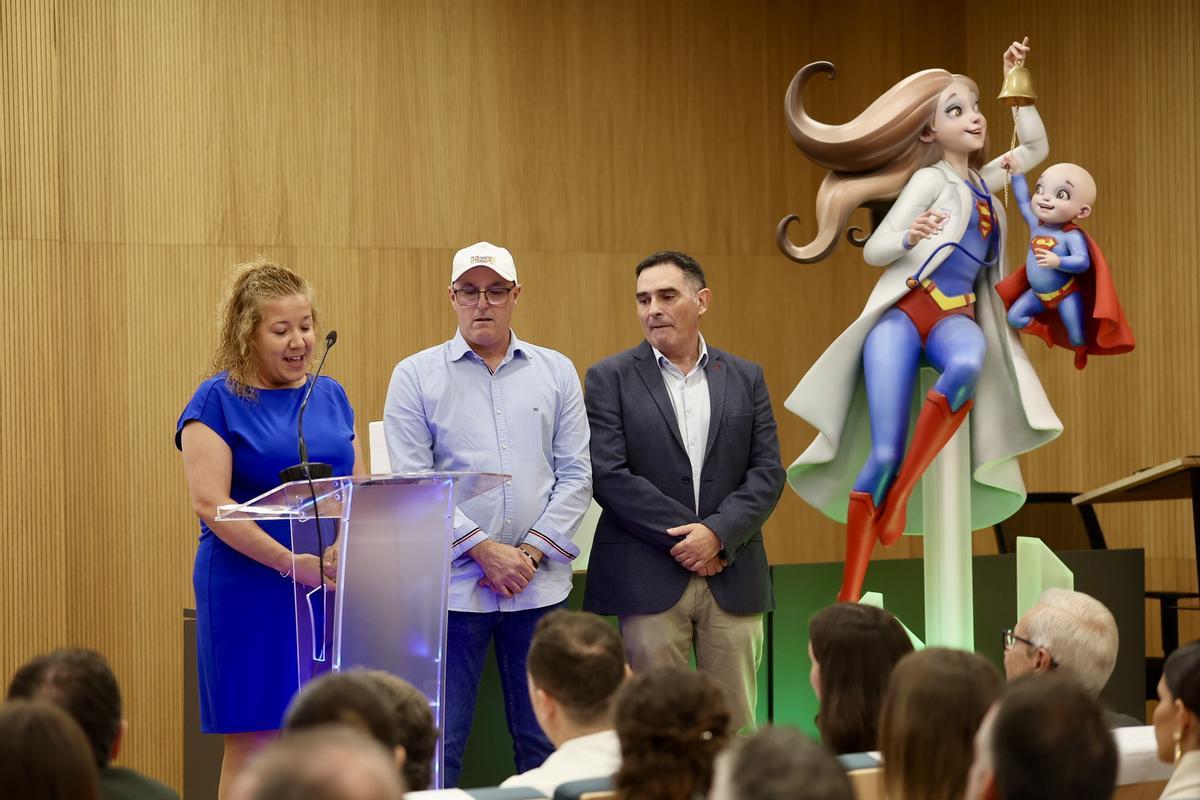 El Hospital Clínico recibe el ninot de "Hope" El Hospital Clínico recibe el ninot de "Hope"