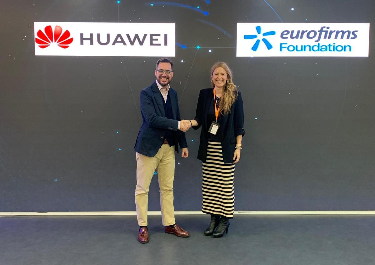 Ainhoa Gonzalez Regional Manager EF y Juan Bru HR Huawei