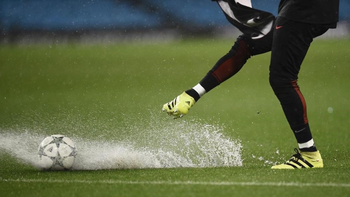 Willy Caballero levanta un chorro de agua durante el calentamiento en el Etihad, este martes.