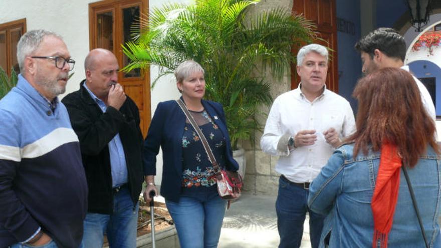 José Juan Lemes y su gobierno local contaron ayer con la visita del portavoz socialista güimarero, Airam Puerta.
