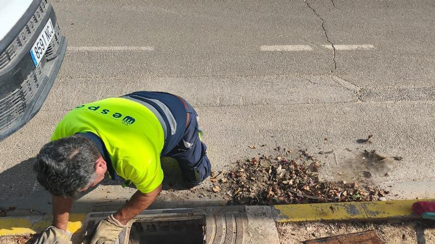Paiporta trabaja en los imbornales para prevenir inundaciones ante el aviso naranja