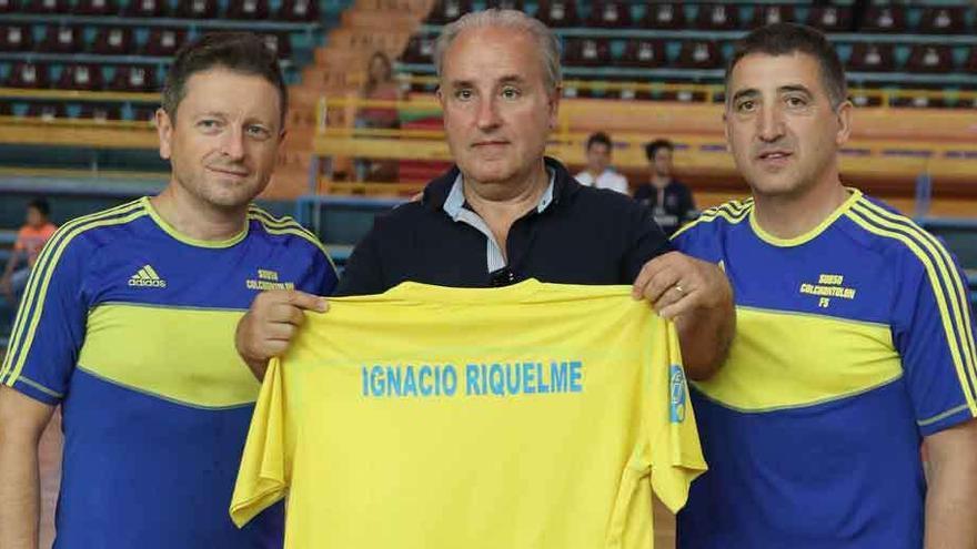 Entrega de la camiseta a Ignacio Riquelme, hijo del homenajeado.