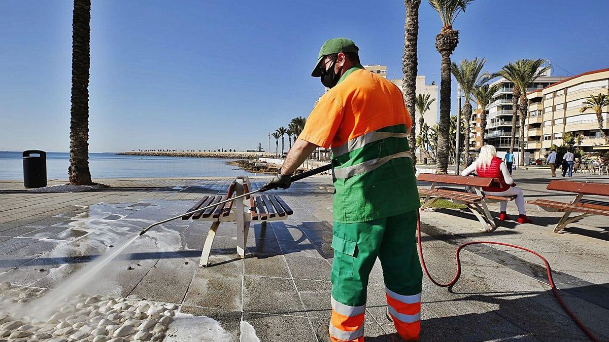 Torrevieja pays 19 million euros a year without a contract for a deficit garbage service. Torrevieja pays 19 million euros a year without a contract for a deficit garbage service.