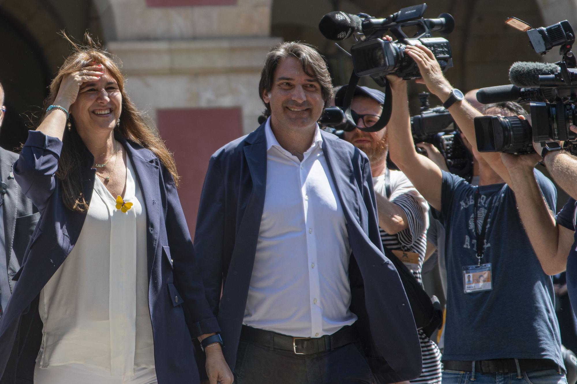 El diputado Francesc de Dalmases con Laura Borràs, a las puertas del Parlament