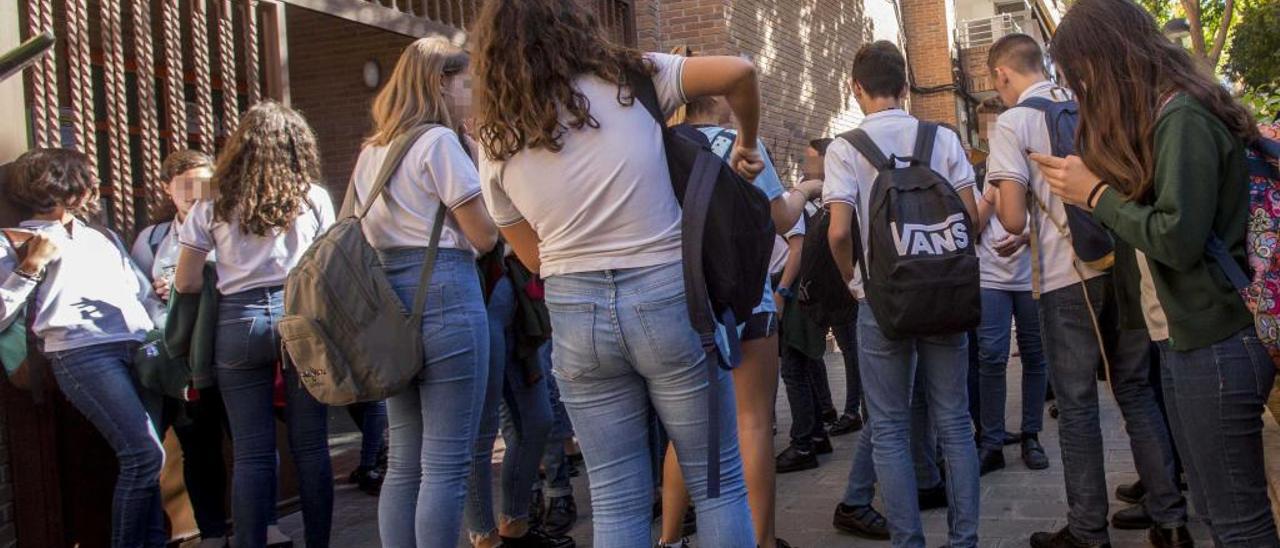 En el colegio concertado Santa Faz de San Vicente el uniforme son los vaqueros para ellas y ellos.