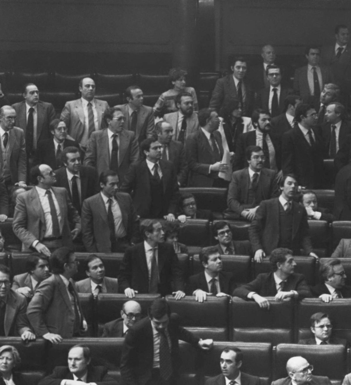 Els diputats miren com irromp Tejero al Congrés durant el 23F.