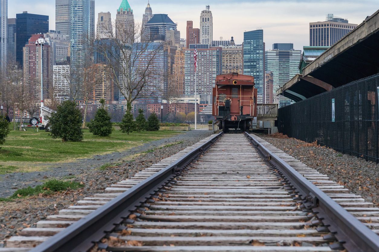 Tren con Manhattan al fondo