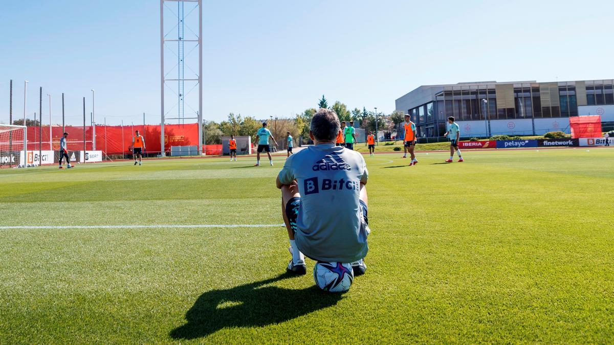 Luis Enrique observa el último entrenamiento de Las Rozas.