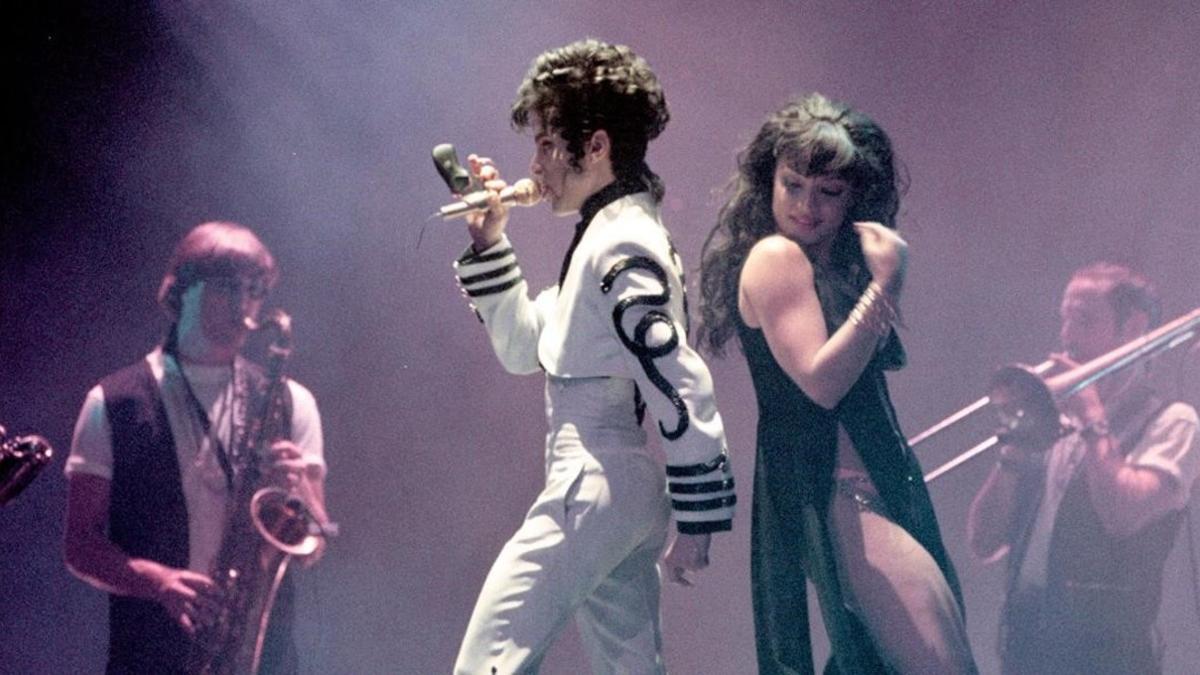 Prince y Mayte Garcia, que sería su futura esposa, en el Palau Sant Jordi de Barcelona, en el concierto de agosto de 1993.