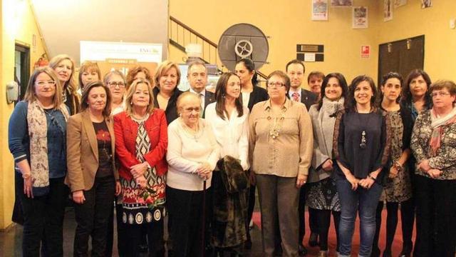 Las concejalas homenajeadas ayer en el Teatro Prendes, junto al alcalde de Carreño, Ángel Riego, el consejero de Presidencia del Principado, Guillermo Martínez, y la concejala de Igualdad, Amelia Fernández.