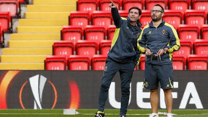 Marcelino y un auxiliar del Villarreal, antes del partido en Anfield de la pasada temporada.