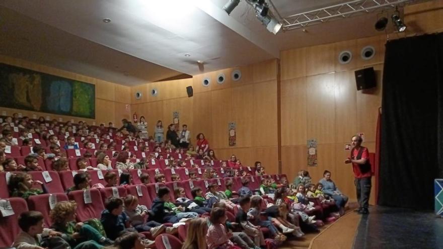 Más de mil niños disfrutan de las obras del Festival  de Títeres de Redondela