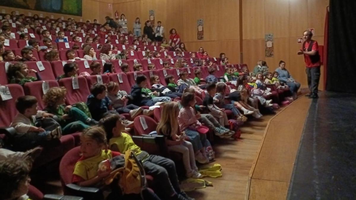 Los escolares llenan el auditorio del multiusos durante una de las funciones.