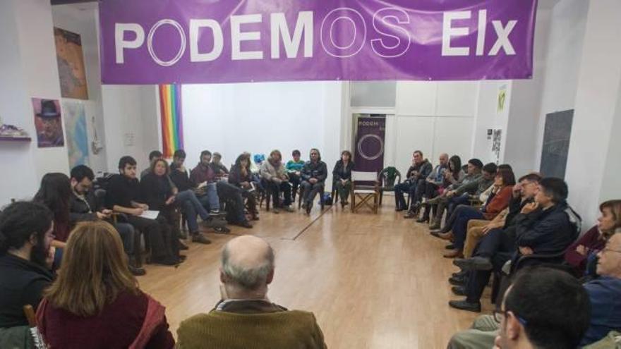 Un instante de la asamblea de los círculos de Podemos celebrada ayer en Elche.